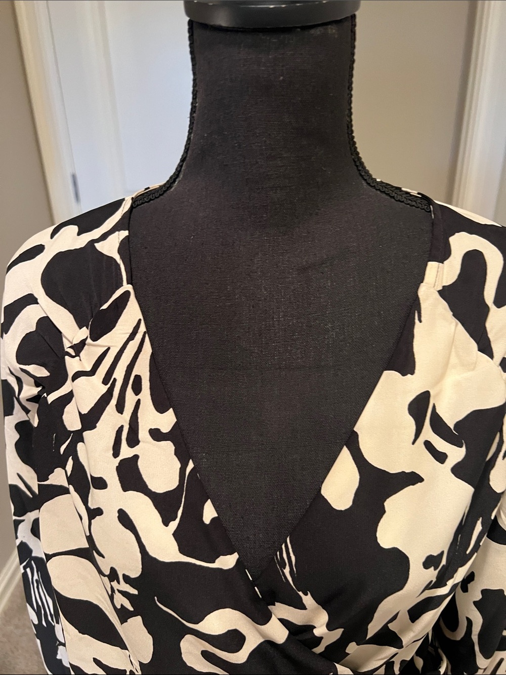 Black & White Wrap-Style Abstract Print Blouse - Picture 4 of 11